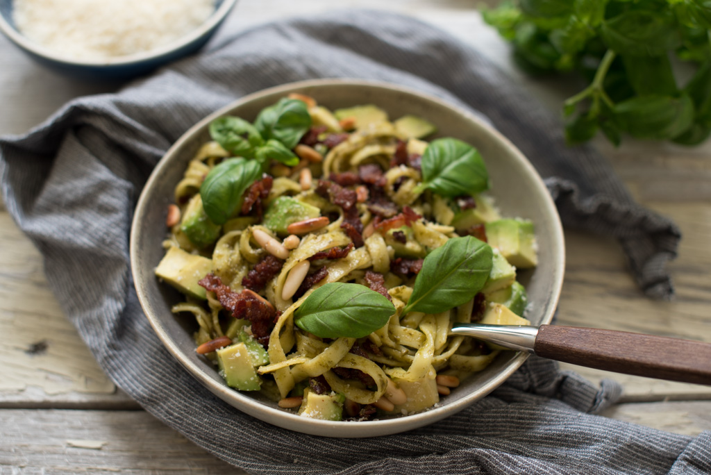 Pasta med pesto, bacon og avokado- Helios