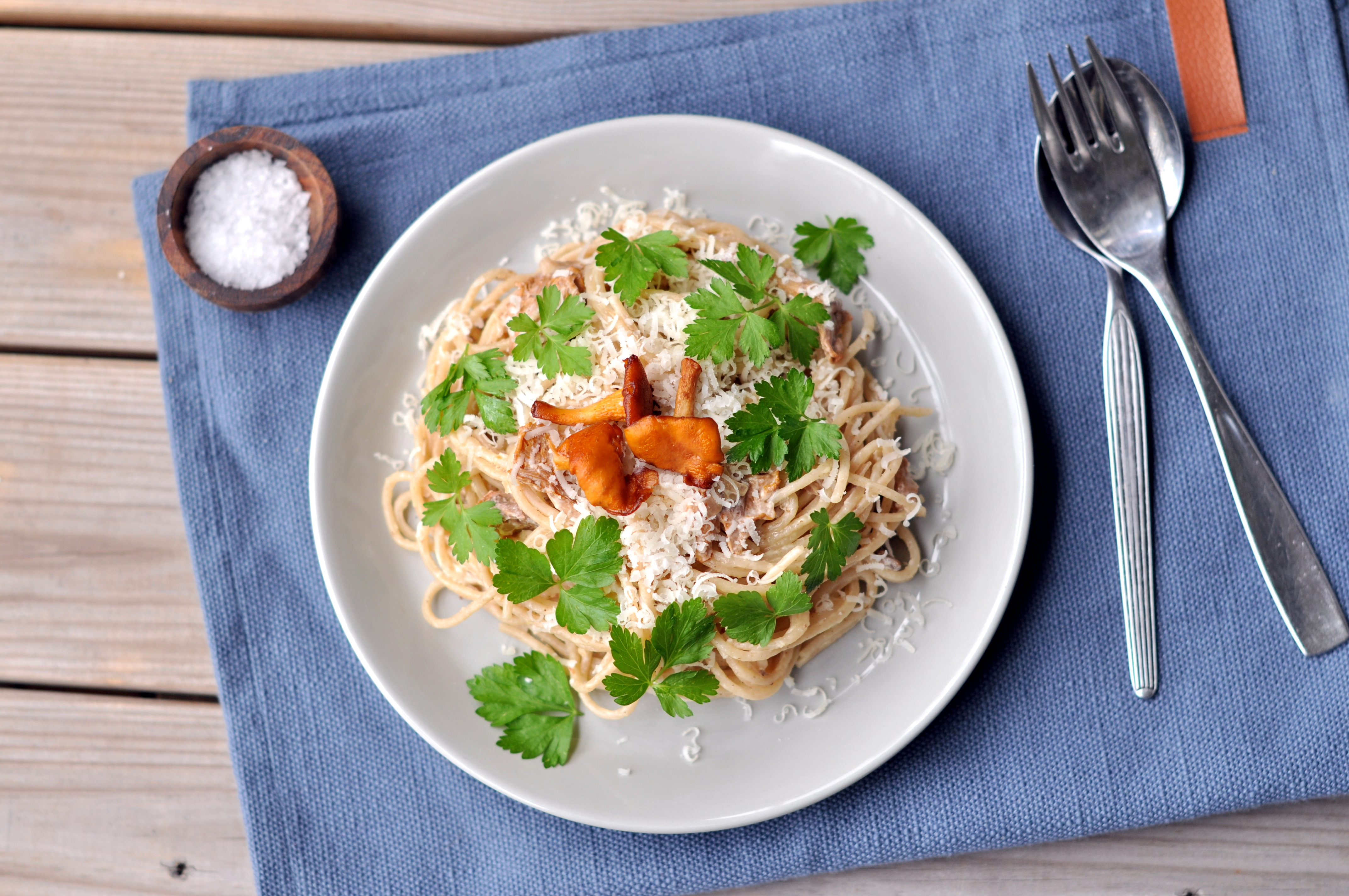 Kremet spaghetti med kantareller og persille- Helios